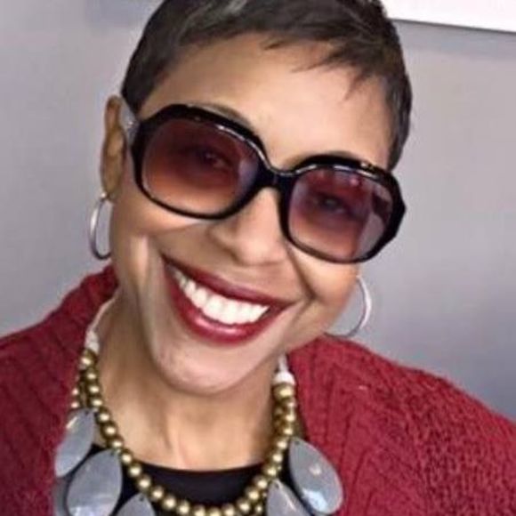 Meet your Posher, Pia - Picture 1 of 1